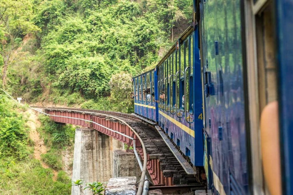 How to Reach Mumbai to Munnar by Train